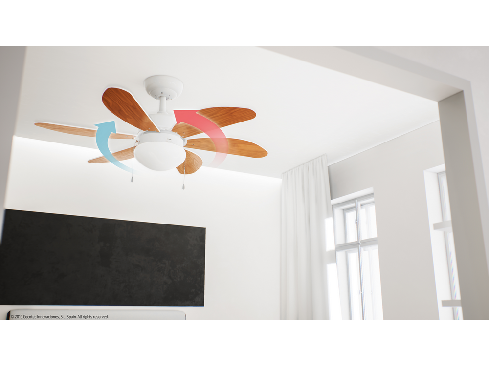 Se muestra un ventilador de techo con aspas de madera. Las flechas indican la rotación. Se ve una pantalla oscura y una ventana con cortinas blancas.
