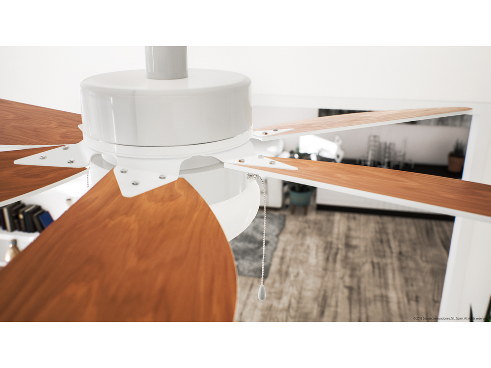 Un ventilador de techo blanco con aspas de madera. El fondo muestra una habitación con pisos de madera y muebles.
