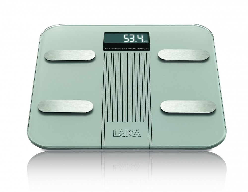 Digitális mérleg, 53,4 kg-os kijelzővel és négy fém párnával.