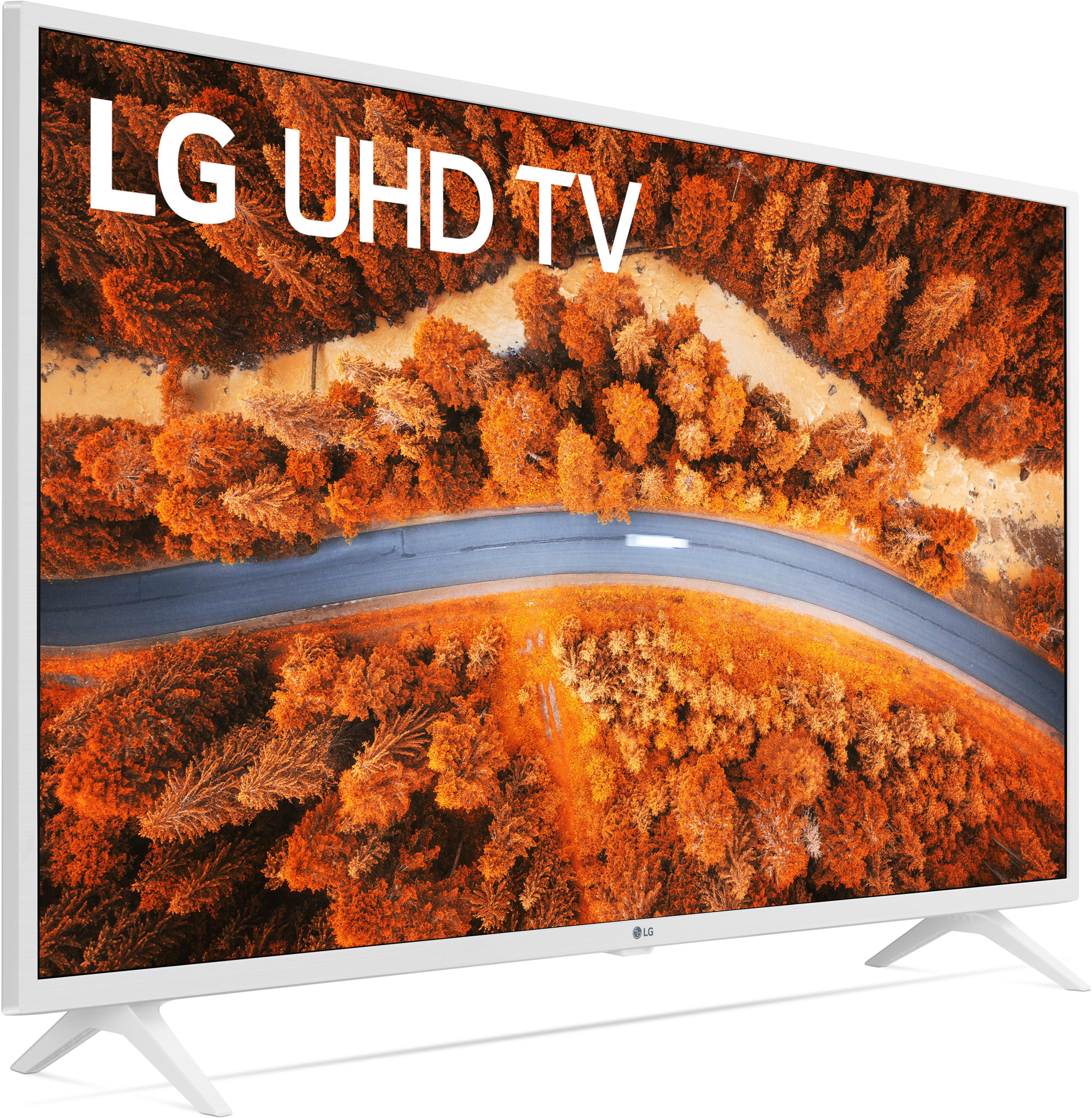 Weißer LG UHD TV, der eine malerische Straße durch orange und braune Bäume in einem Wald zeigt.