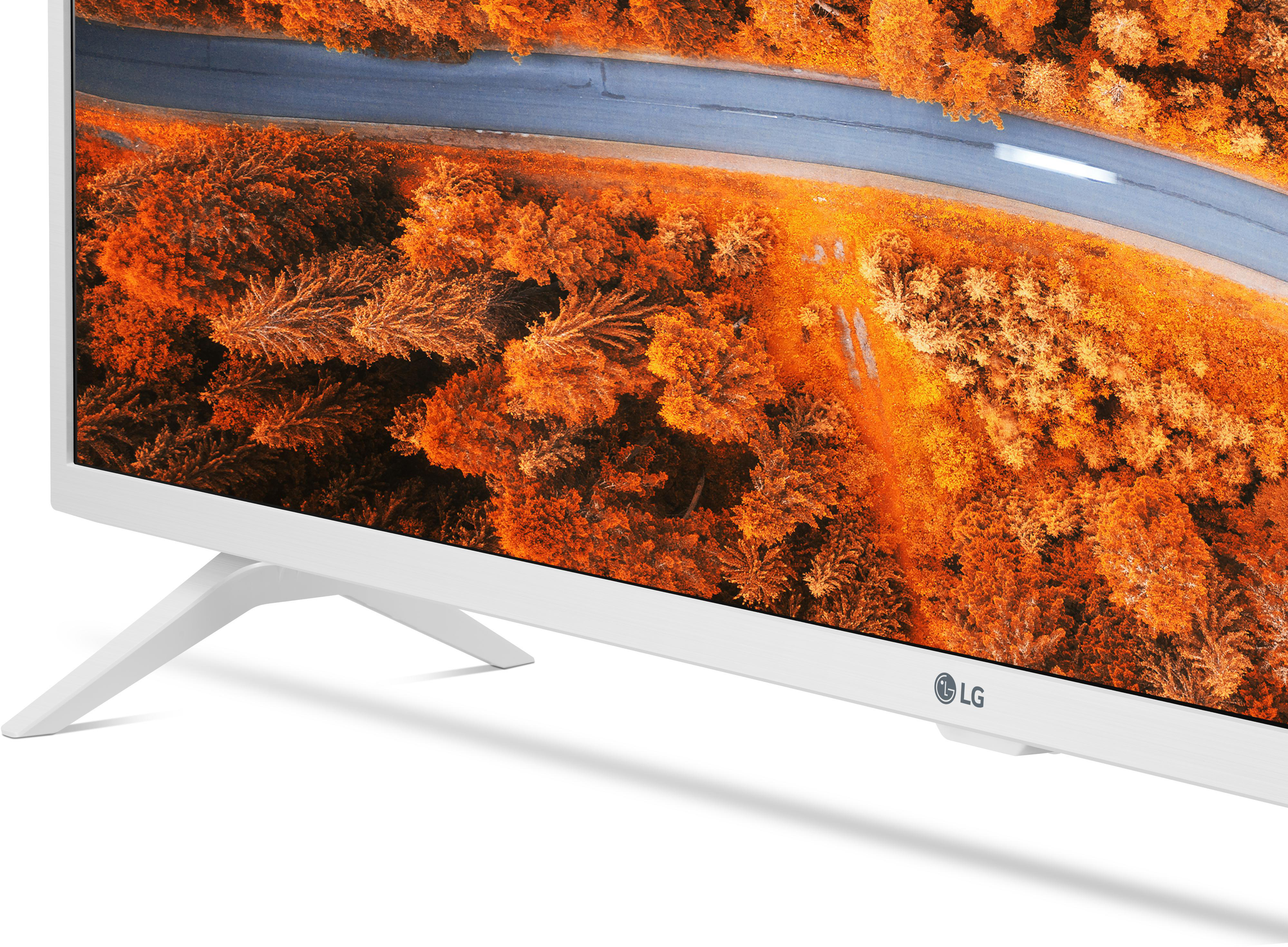 Ein weißer LG-Fernseher mit einer Naturszene auf dem Bildschirm. Der Fernseher steht auf einem weißen Ständer.