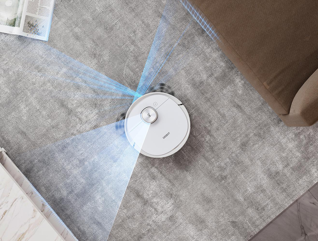 Ein Roboter-Staubsauger reinigt einen Teppich. Blaue Lichtstrahlen zeigen die Reinigungspfade an.