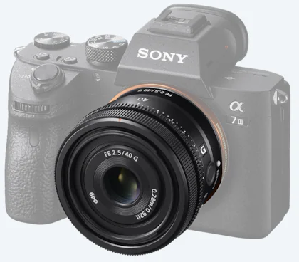 Nahaufnahme eines schwarzen Kameraobjektivs an einem Sony Kameragehäuse.