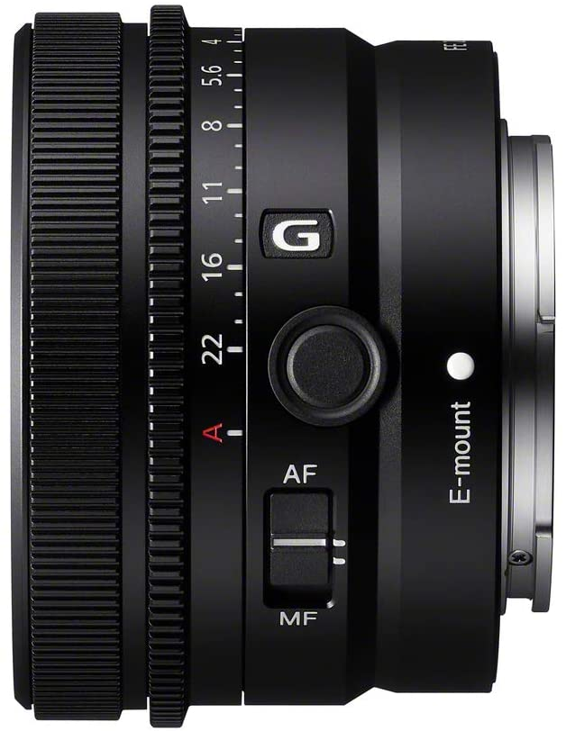 Ein schwarzes Sony E-Mount-Objektiv. Es hat einen Fokusring, Blendenwerte und einen AF/MF-Schalter.