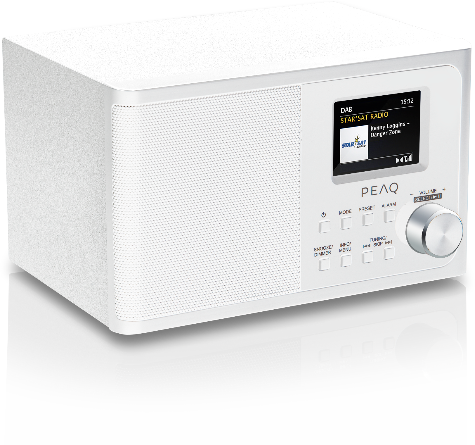 Weißes PEAQ DAB-Radio, das Kenny Loggins anzeigt. Schwarze Radio-Reflexion sichtbar.