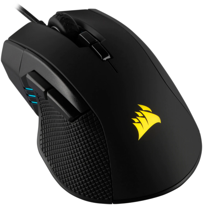 Fekete Corsair gamer egér sárga logóval és oldalsó gombokkal. Világos háttér előtt.