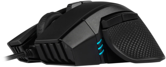 Fekete gamer egér textúrázott fogantyúval és kék fénykiemeléssel.