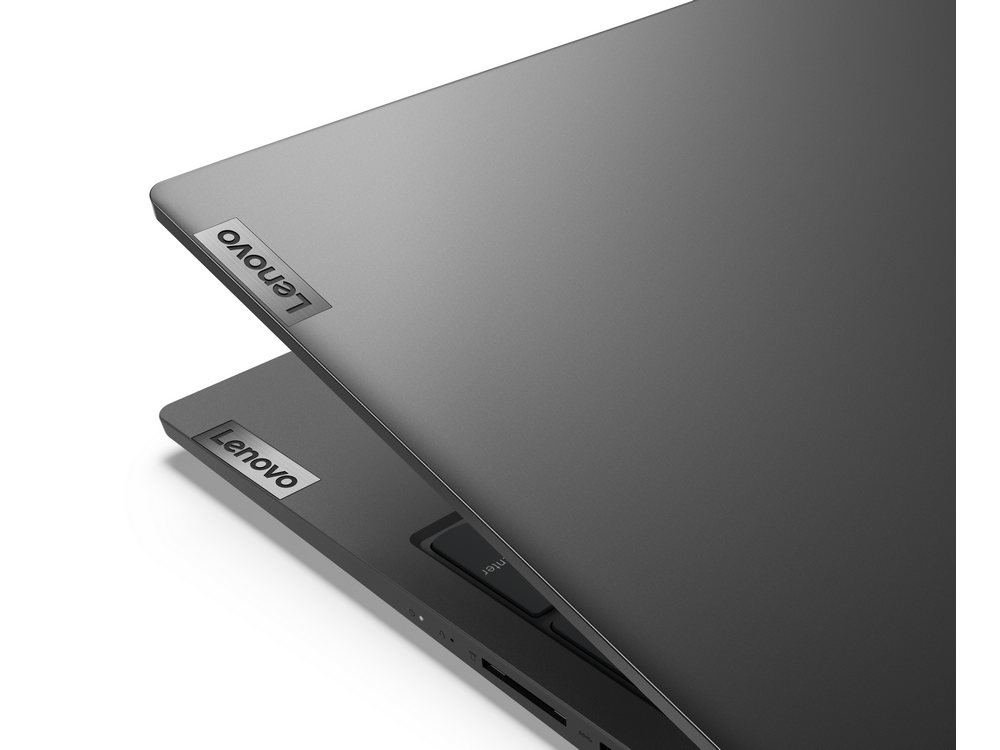Primer plano de una laptop Lenovo gris. La pantalla está abierta, con el logotipo de Lenovo visible.