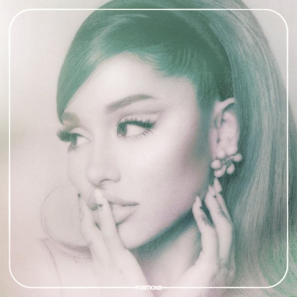 Ariana Grande az albumborítón, ujját az ajkán tartva, lágy színpalettával.