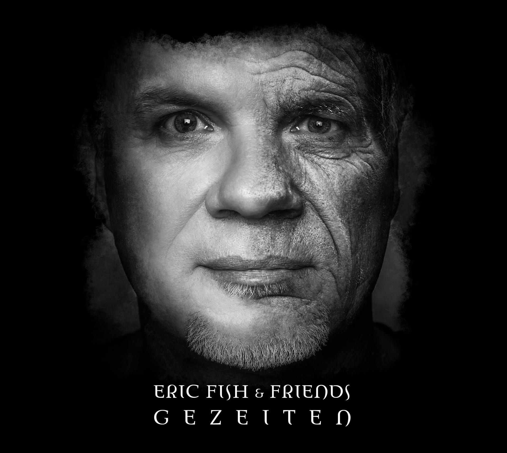 Schwarzweiß-Porträt eines Mannes; halb gealtert und halb jugendlich.