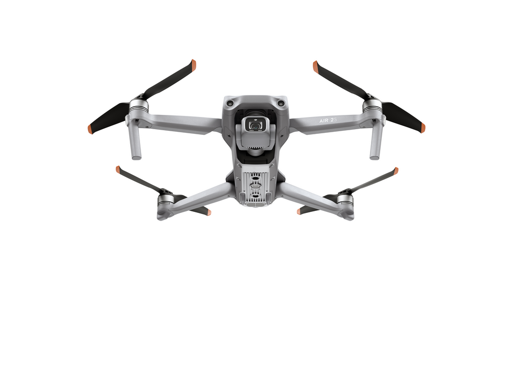 Un dron gris con cuatro hélices, posicionado contra un fondo blanco, visto desde abajo.
