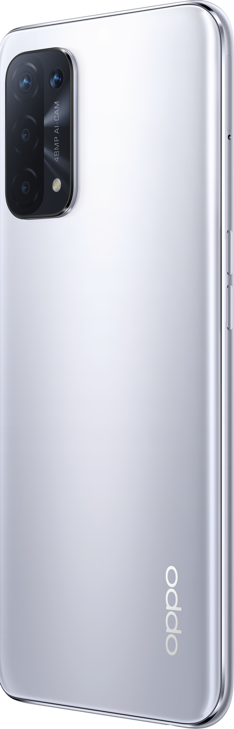 Parte trasera de un teléfono Oppo blanco con tres cámaras. El logo de Oppo es visible.