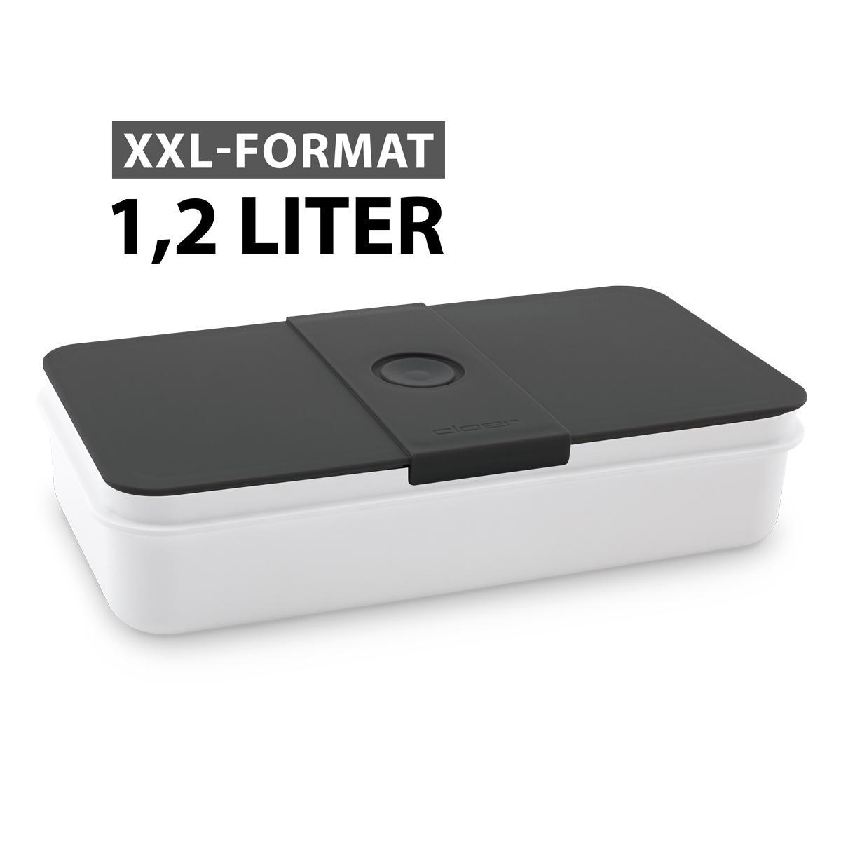 Eine weiße und schwarze rechteckige Brotdose mit schwarzem Deckel, beschriftet 'XXL-FORMAT 1,2 LITER'.
