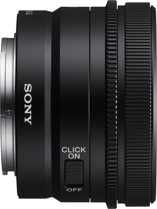 Schwarzes Kameraobjektiv, Seitenansicht. Zeigt das SONY-Logo und einen Fokusmodus-Schalter.