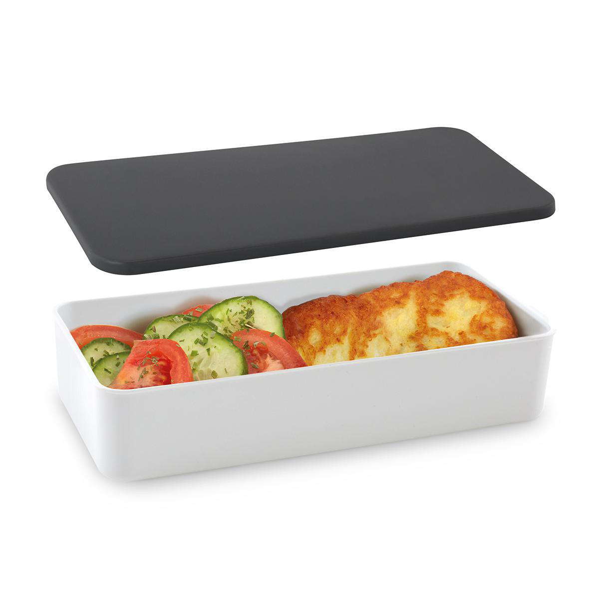 Weiße Lunchbox mit Tomaten, Gurken und einem gebratenen Artikel. Schwarzer Deckel ist oben.