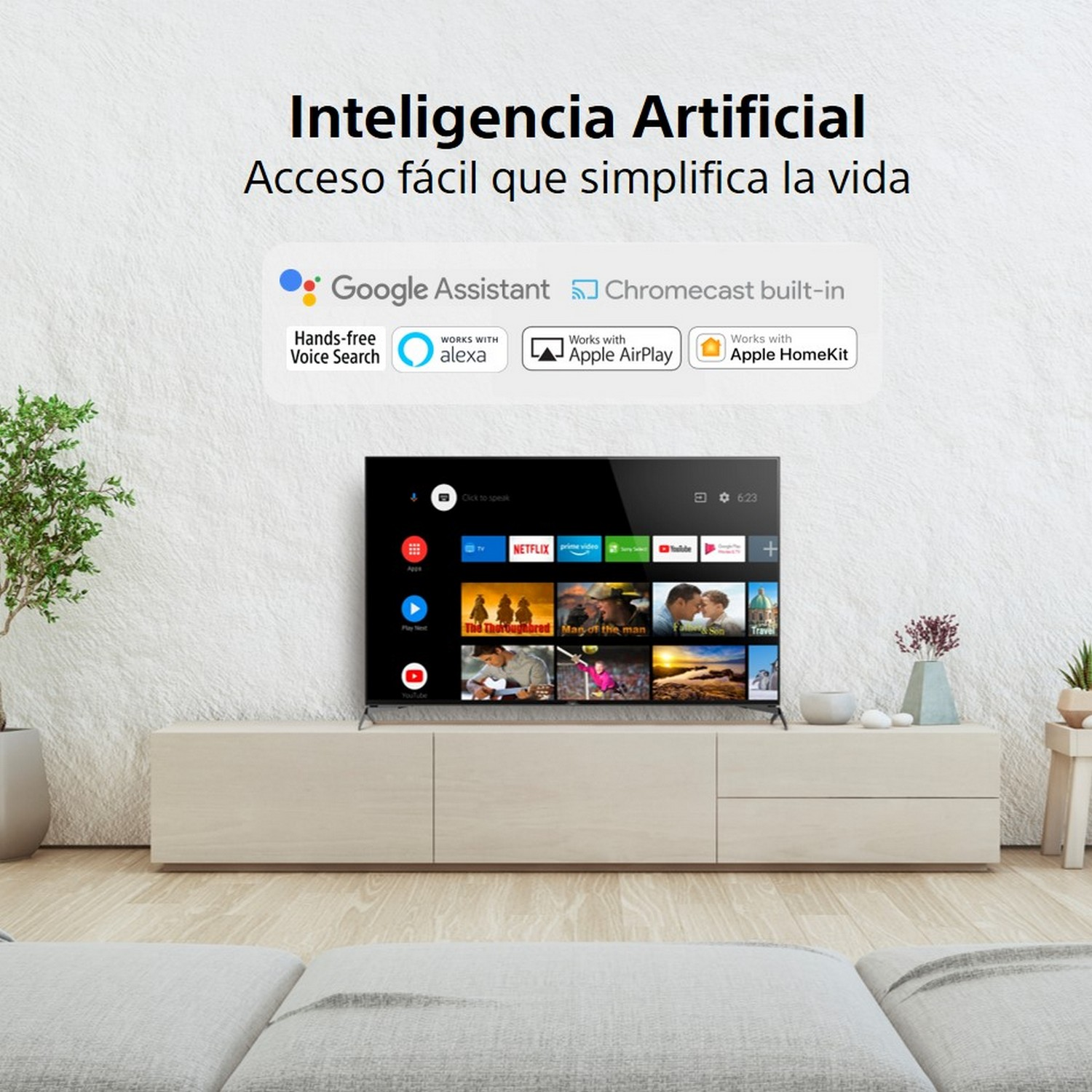 Smart TV en un soporte. Texto en español. Interior del hogar. Fondo claro.