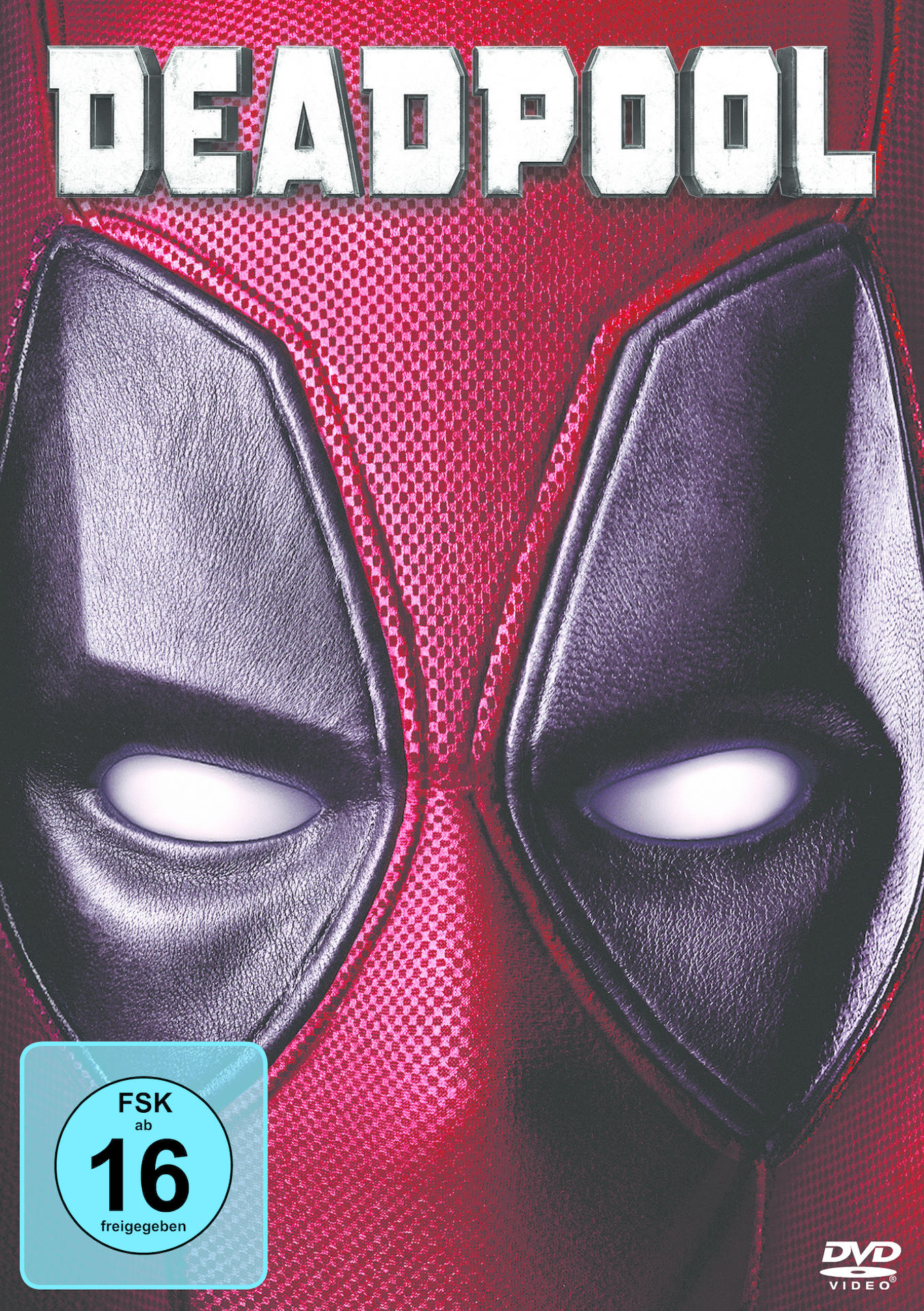 Nahaufnahme von Deadpools Maske. Die Maske ist rot mit schwarzen Augen- und Gesichtsdetails, darüber steht das Wort DEADPOOL.