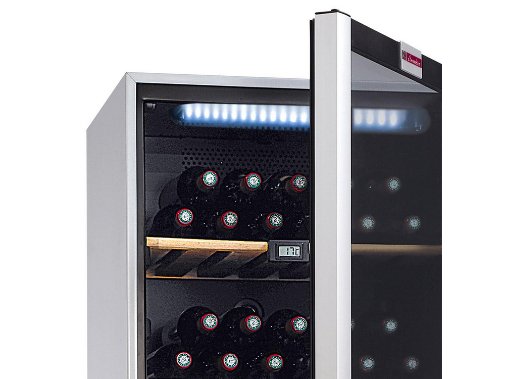 Vinoteca con varias botellas de vino, pantalla digital e iluminación interior.