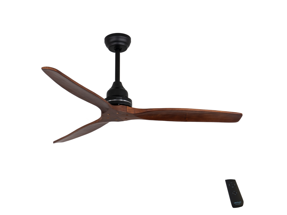 Ventilador de techo con tres aspas de madera y mando.