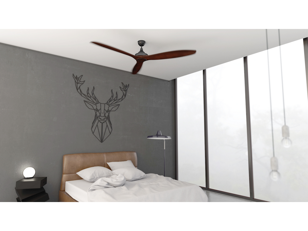 Dormitorio con cama, arte de pared de cabeza de ciervo y ventilador de techo.