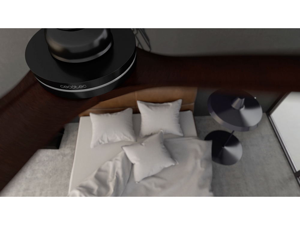 Escena de dormitorio desde arriba con ventilador, cama, almohadas y lámpara de pie.