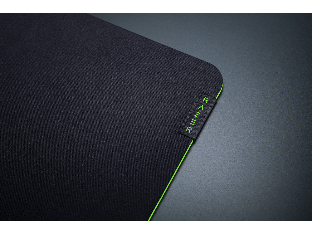 Alfombrilla de ratón Razer negra con ribete verde y el logotipo de Razer en verde en la esquina.