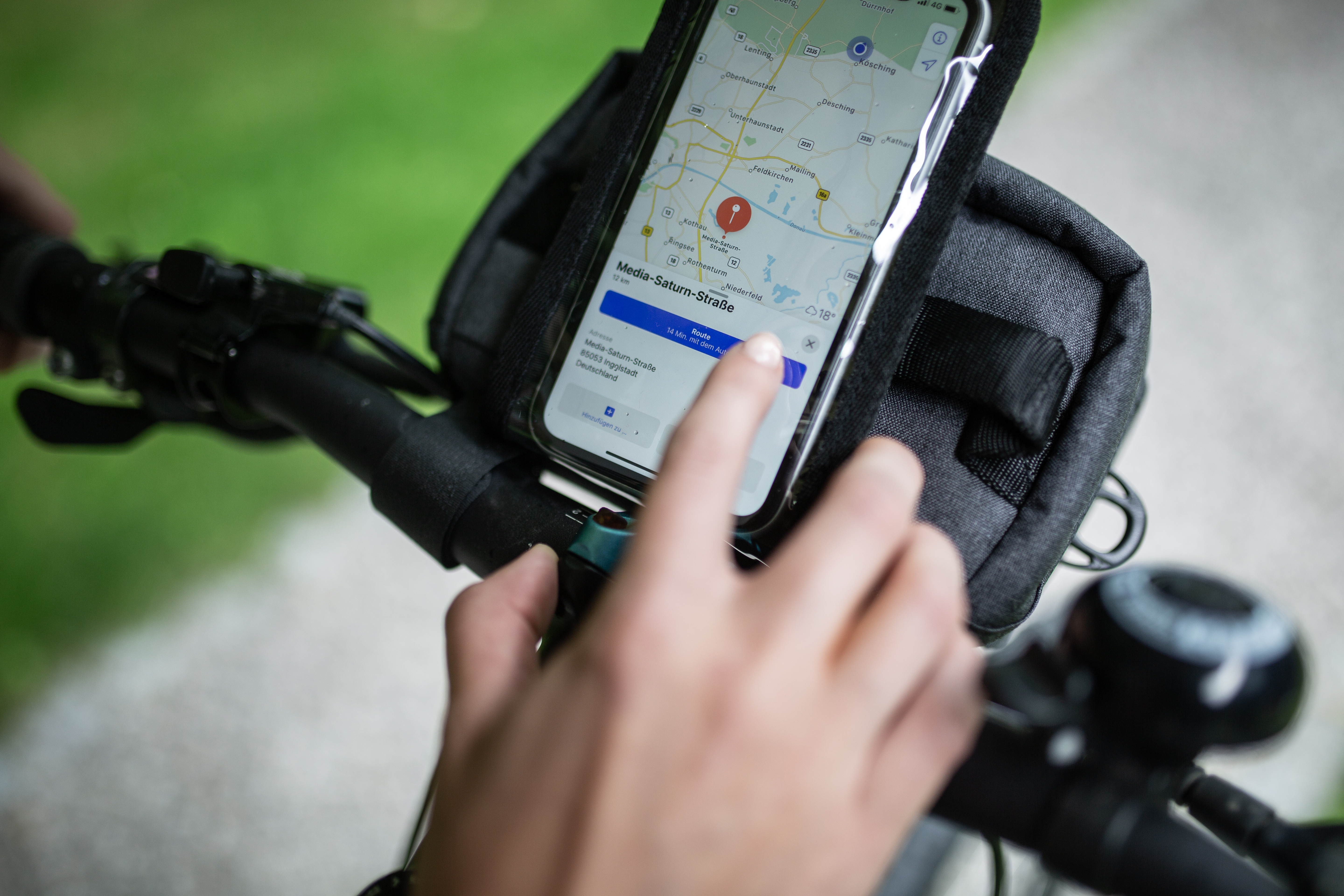 Ein Telefon, das an einem Fahrradlenker montiert ist und eine Karte mit einer Route anzeigt.