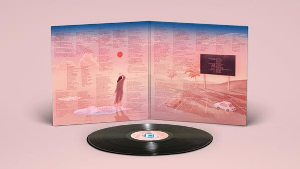Albumdesign: Offenes Album mit Texten, eine Schallplatte. Rosa Hintergrund, Sonnenuntergang.
