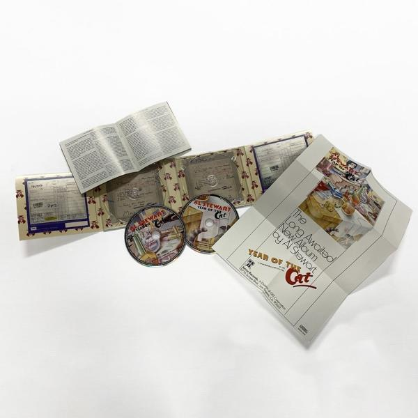 Album mit CDs, Broschüre und Einleger. CDs sind beschriftet. Broschüre ist offen. Hintergrund ist weiß.