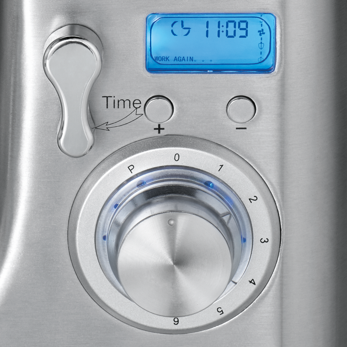 Nahaufnahme eines Mixer-Bedienfelds mit Digitalanzeige, die Zeit, einen Drehregler und Tasten zeigt.