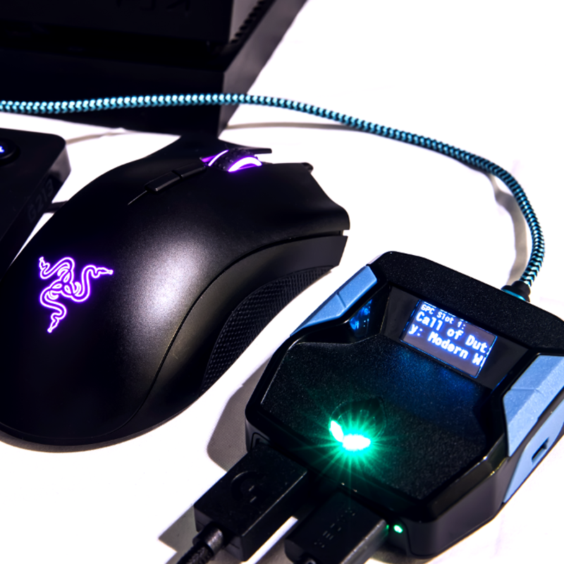 Souris de jeu noire avec logo lumineux et un appareil avec un petit écran.
