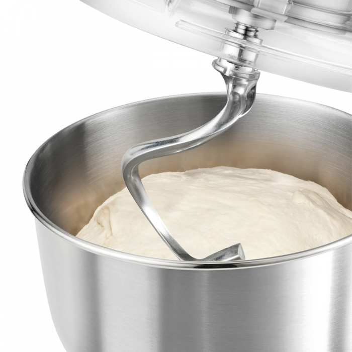 Ein Mixer mit Teig in der Schüssel und dem Knethaken-Aufsatz darin.