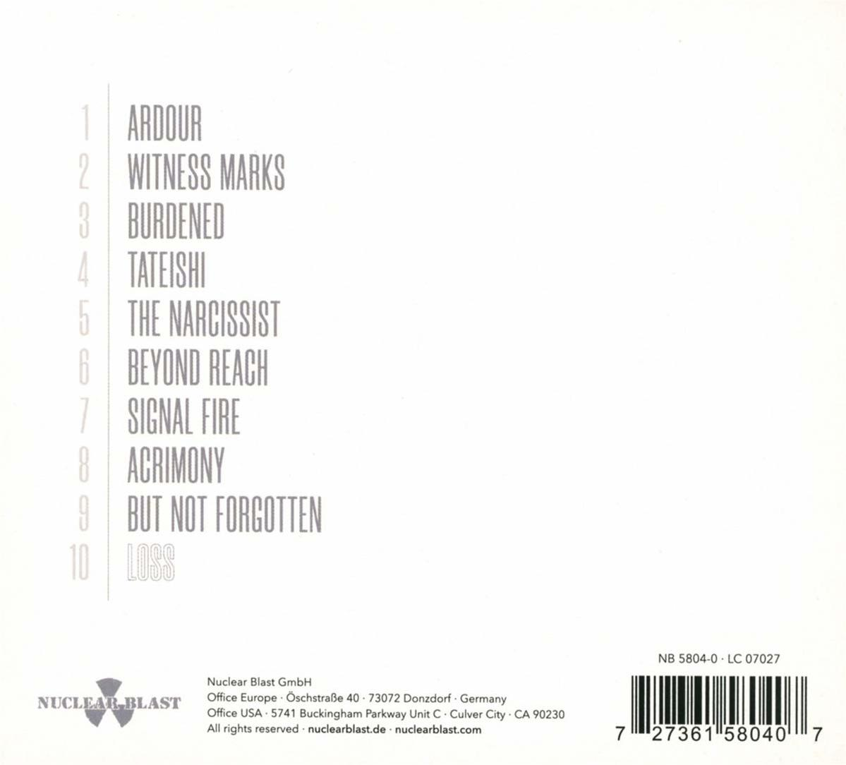 CD-Trackliste mit Songtiteln und Credits. Text ist weiß auf weißem Hintergrund.