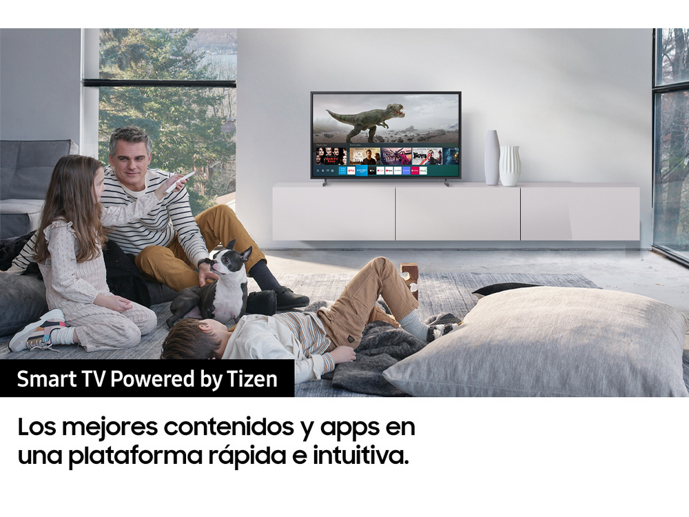 Familia en sala viendo TV. Un perro está cerca de ellos.