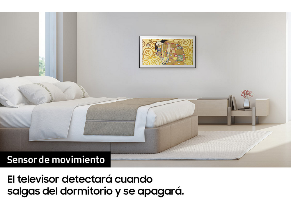 Dormitorio con cama, obras de arte y TV. El texto indica la función del sensor de movimiento.