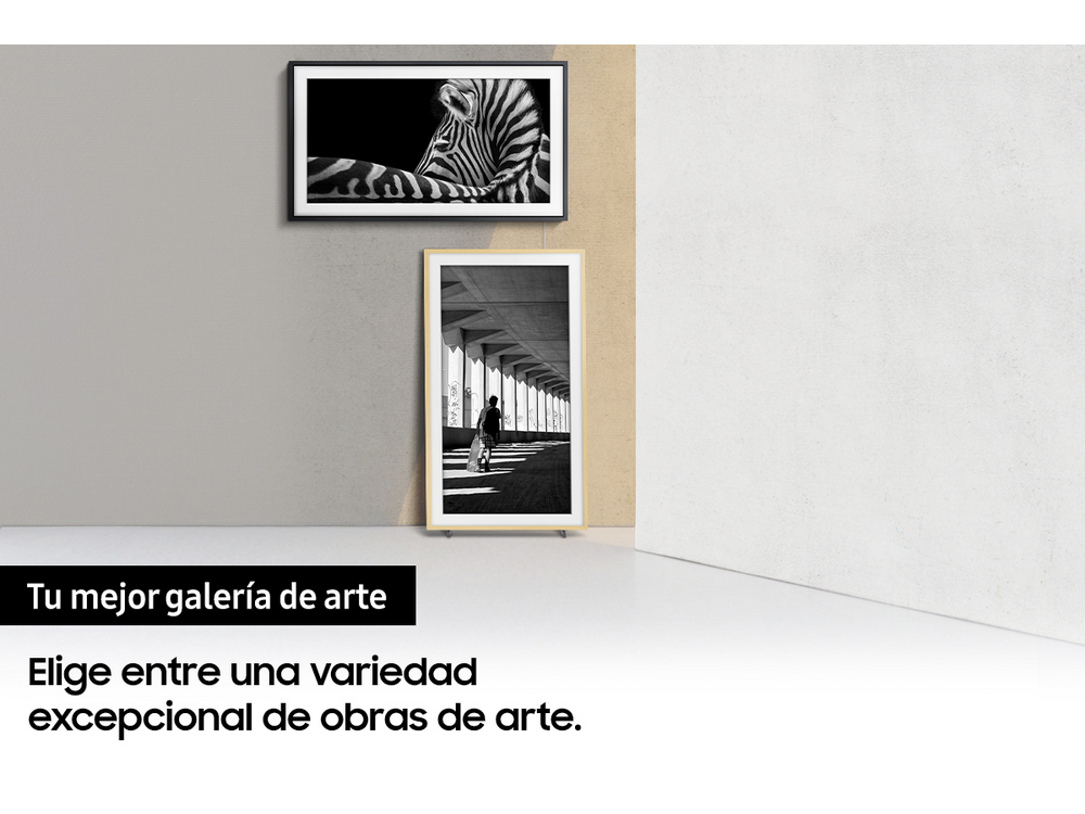 Dos obras de arte enmarcadas, cebra y persona, en una pared gris y una blanca.