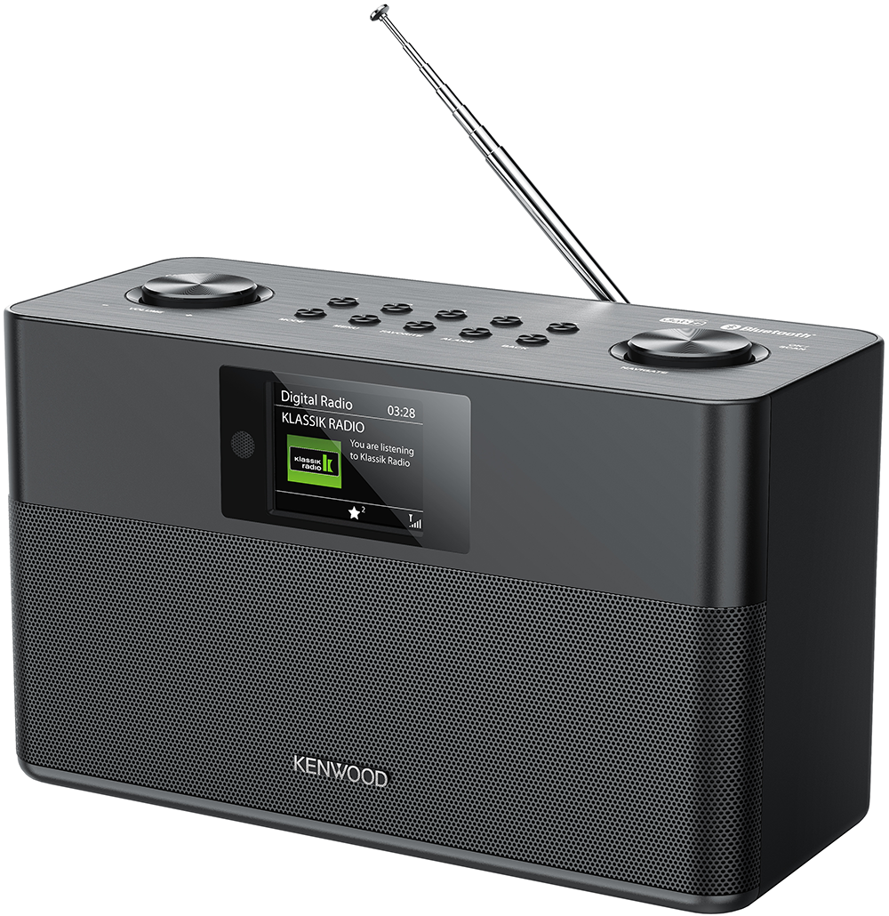 Een zwarte Kenwood digitale radio met een scherm, antenne en luidsprekergrille op een witte achtergrond.