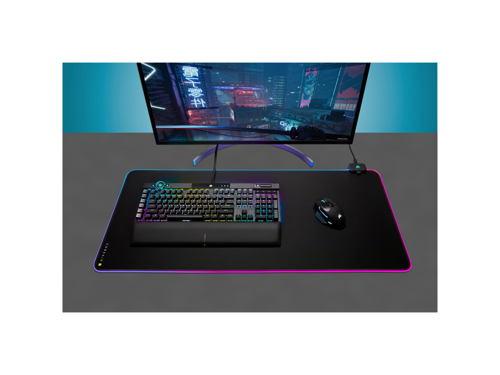 Una configuración de juego con teclado, ratón y un monitor que muestra una escena de la ciudad.