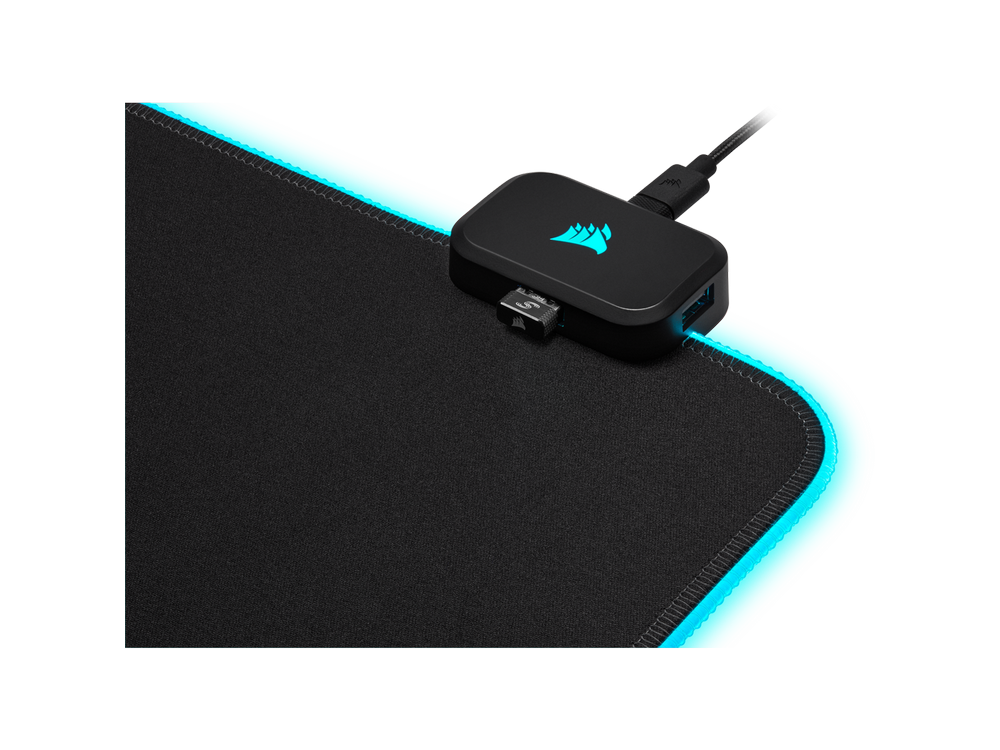 Alfombrilla de ratón negra con un concentrador USB conectado. El hub tiene un logo y luces.