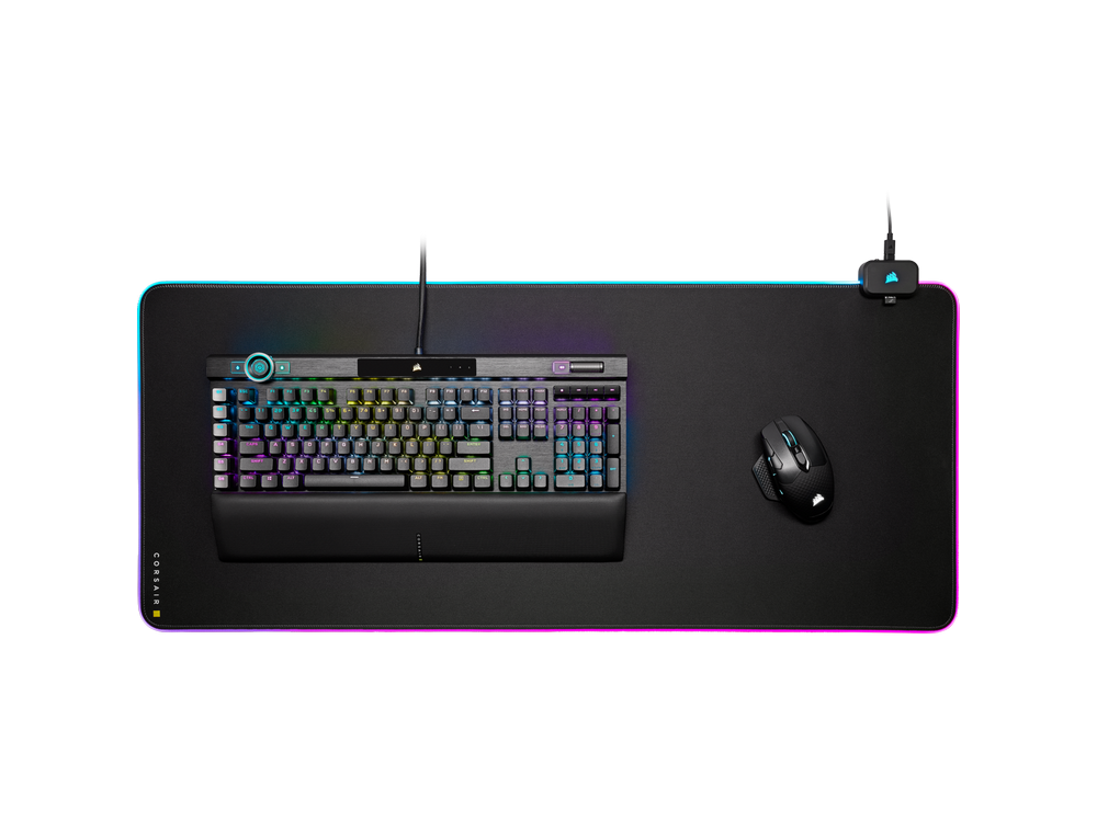 Configuración de juego Corsair negra con teclado, ratón y alfombrilla RGB. Superficie negra.