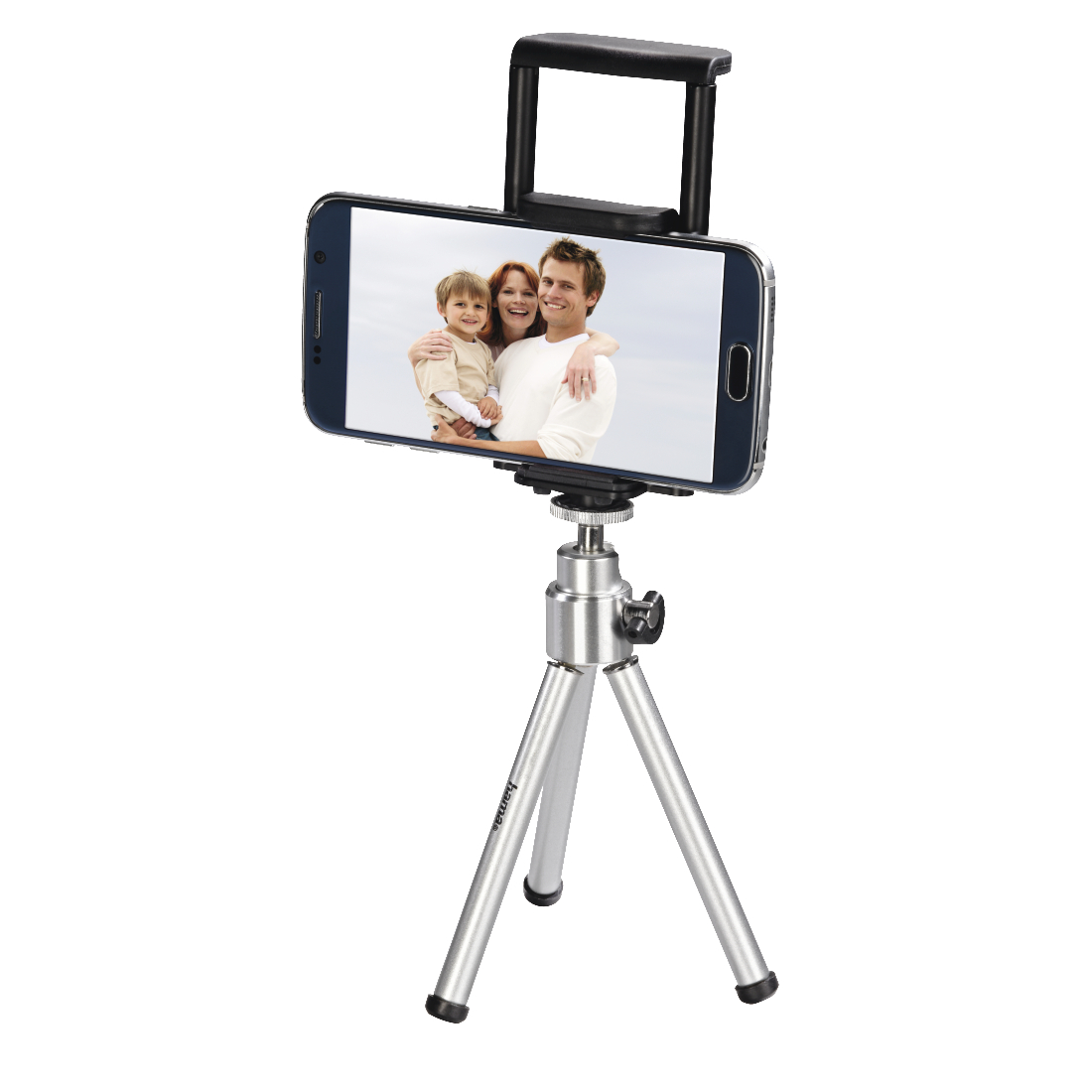 Ein Smartphone in einer Halterung auf einem Stativ, das ein Foto einer Familie zeigt.