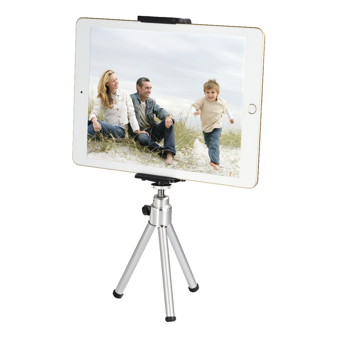 Tablet auf kleinem silbernen Stativ, zeigt eine Familie am Strand.