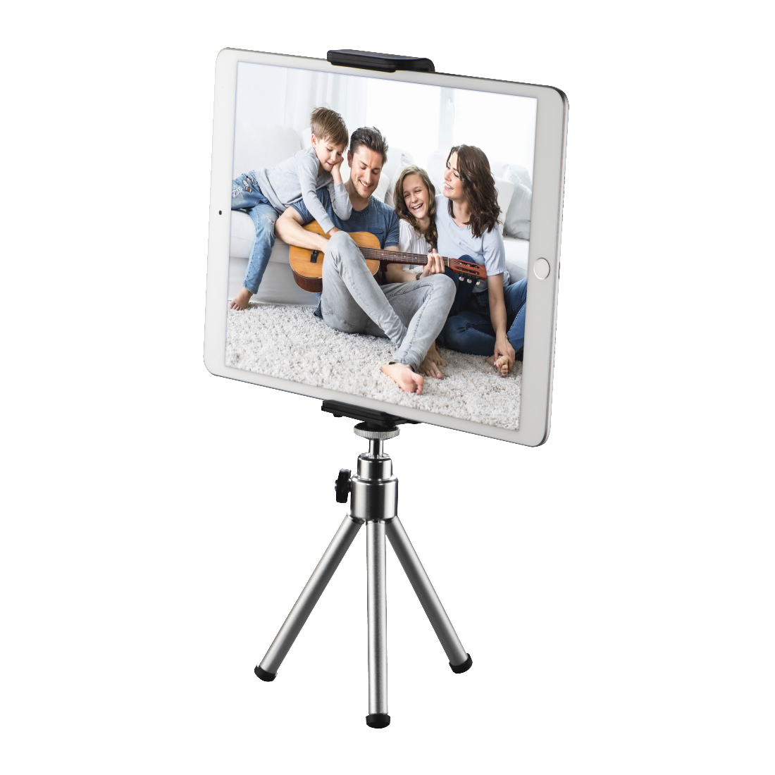 Ein Tablet mit einem Familienfoto ist auf einem silbernen Stativ montiert. Die Familie lächelt und spielt Gitarre.