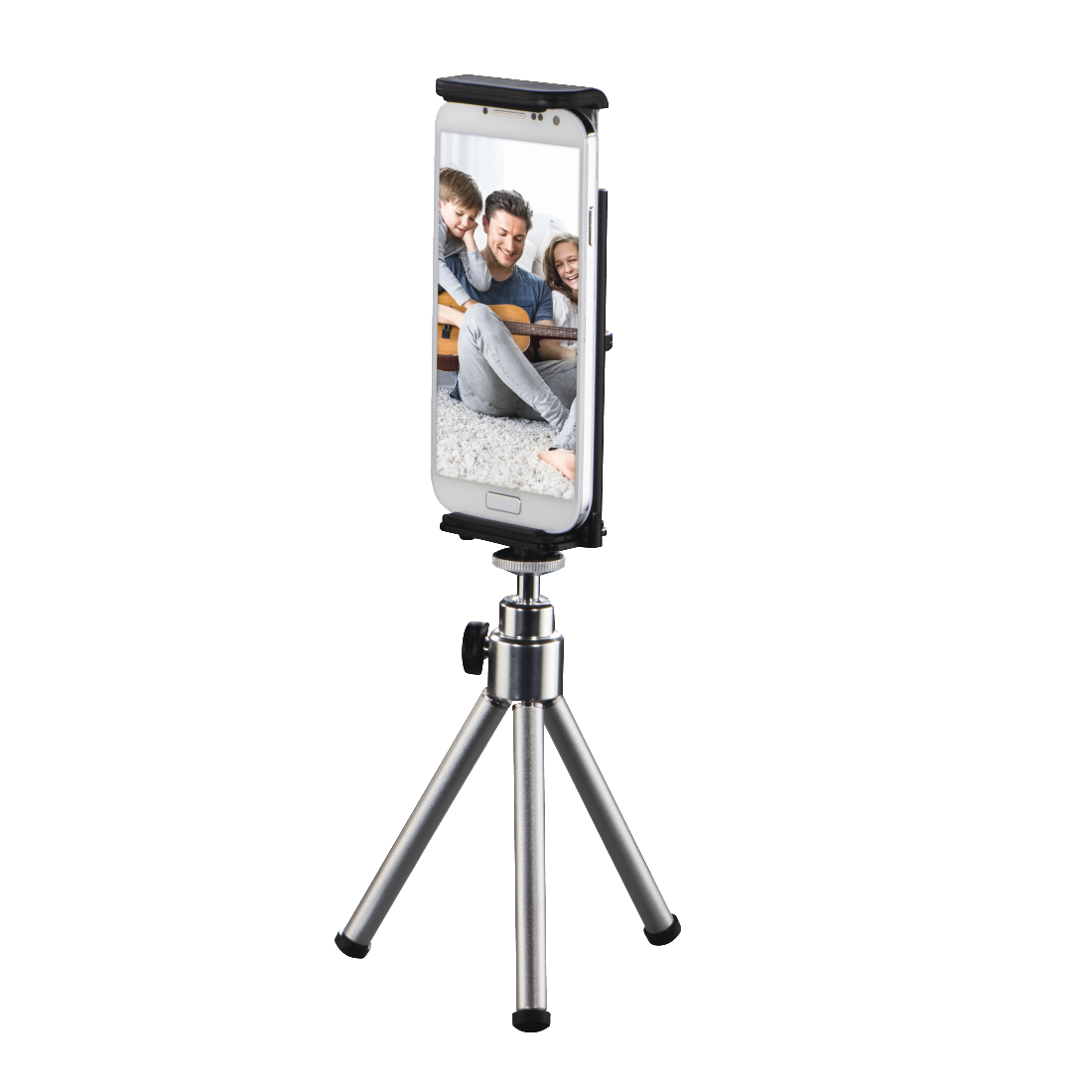 Smartphone auf Stativ, Familienfoto zeigend, auf weißer Oberfläche.