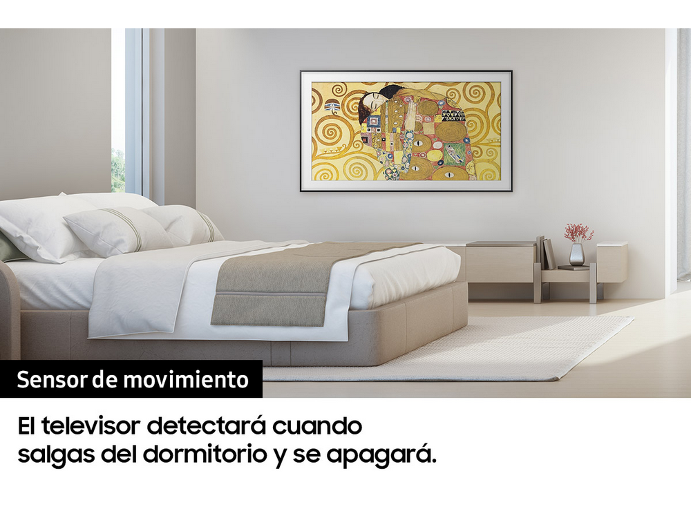 Dormitorio con cama, obra de arte y texto del sensor debajo.