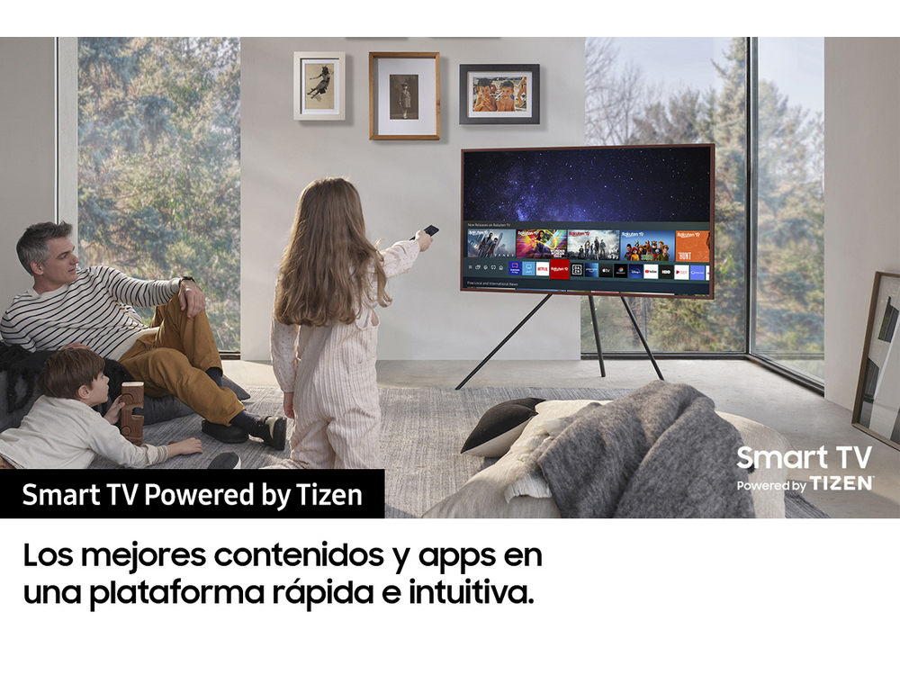 Una familia ve un Smart TV, con texto en español: Smart TV Powered by Tizen.