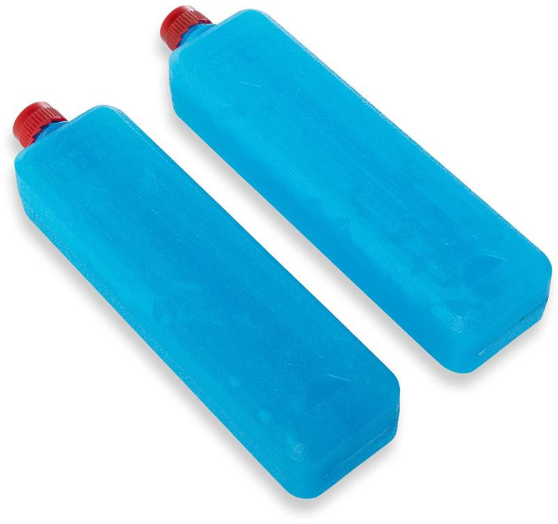 Deux pains de glace rectangulaires bleus avec des bouchons rouges sur fond blanc. Ils sont légèrement inclinés. Des ombres sont projetées derrière.
