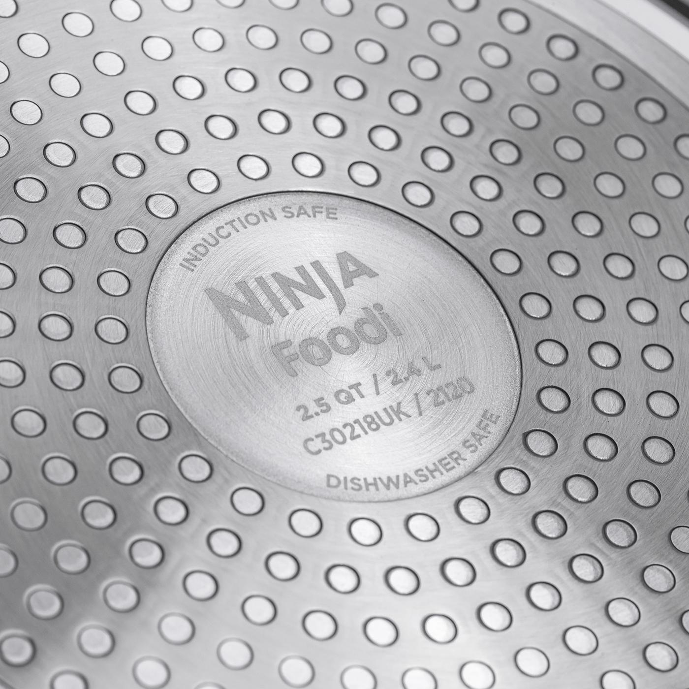 Der Boden einer Ninja Foodi-Pfanne mit den Worten 'Induction Safe' und 'Dishwasher Safe'.