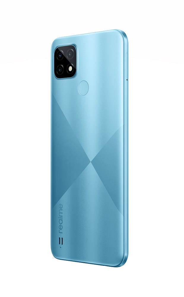 Açık mavi bir Realme C21 akıllı telefon, arka kısmının açılı görünümü, kamera modülü ile.