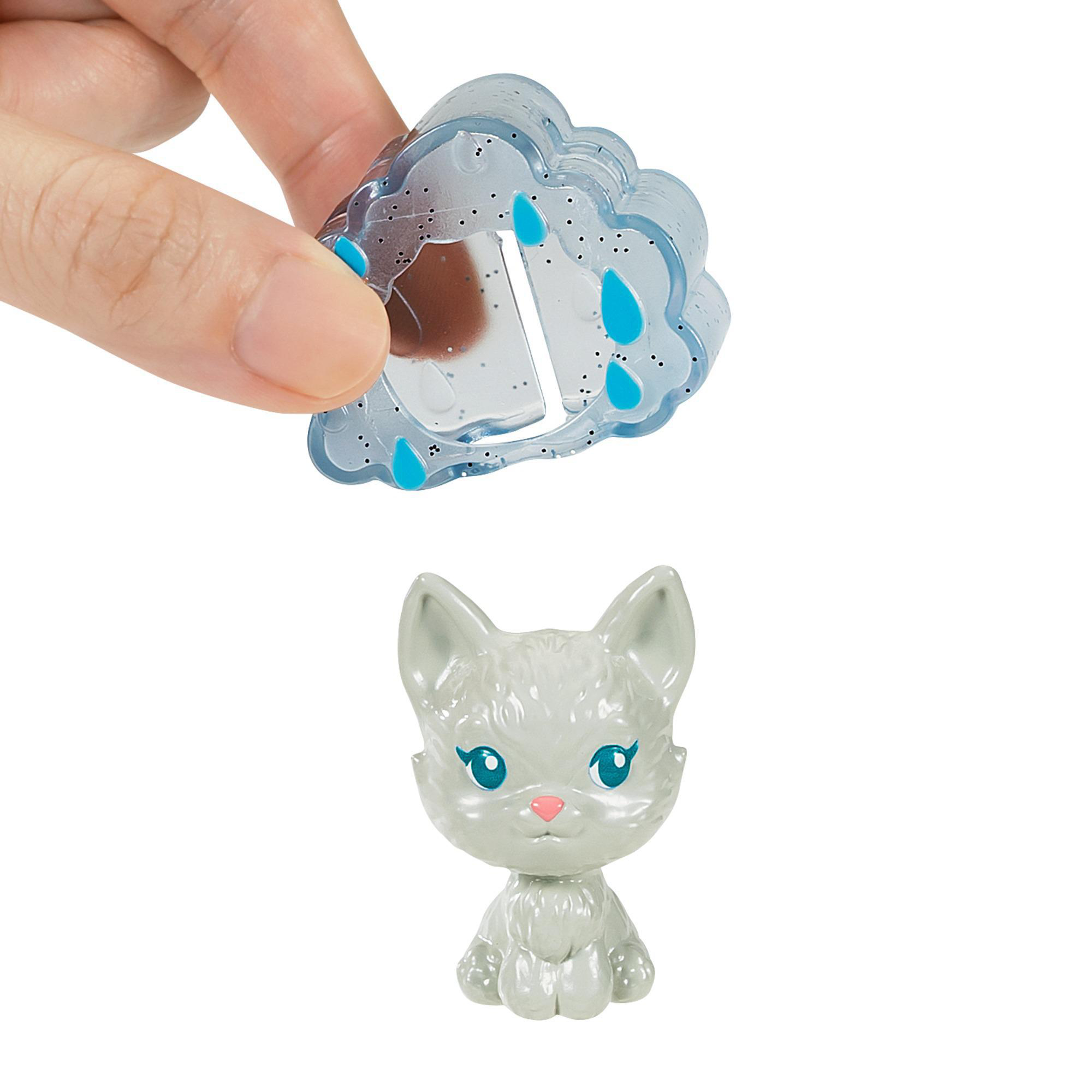 Spielzeugkatzenfigur mit Wolkenausschnitt, von Hand gehalten, weißer Hintergrund.